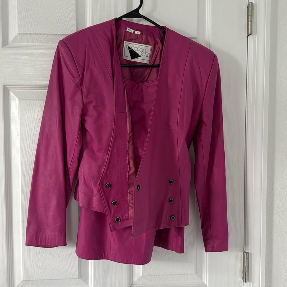 90’s Vintage yuctan bay leather jacket and skirt ser
Fuchsia, genuine leather